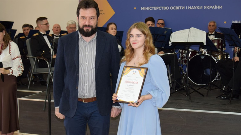 Глухівчанку нагородили за перемогу у Всеукраїнському конкурсі та відзначили стипендією Президента
