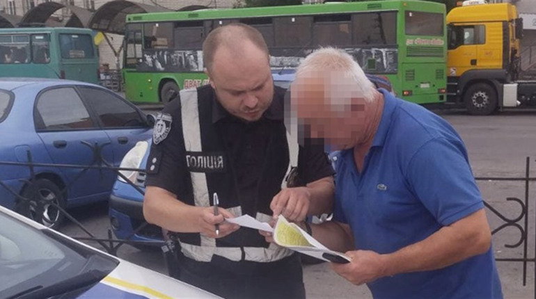 Притягнули до відповідальності водія маршрутки, який порушив правила проїзду залізничних переїздів