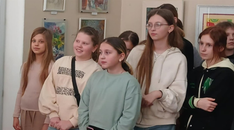 Школа мистецтв у Первомайську відроджує весняну традицію виставок: «Жіночий погляд на красу»