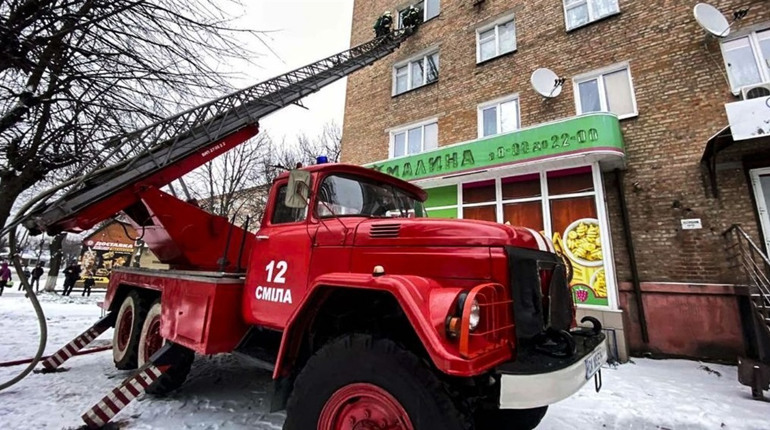 Рятувальники ліквідували пожежу в п’ятиповерхівці в центрі Сміли: врятували хом’яків і кішку Мілку