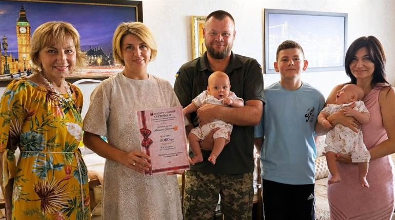 У Жмеринці привітали родину захисника з народженням близнят