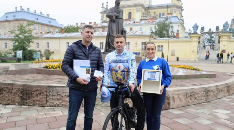 Українець проїхав 3500 км слідами святого Якоба, щоб зібрати гроші для протезування солдат