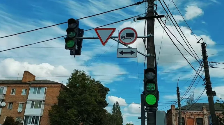 Світлофорів багато не буває: в Умані встановлюють нові пристрої регулювання руху. Скільки це коштує