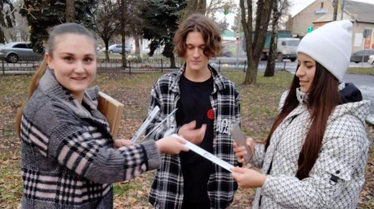 В Краснограді водій ледь не збив дитину, яку не було видно на дорозі: як у місті “засвічують” молодь