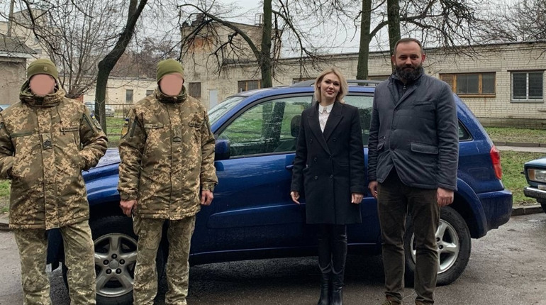 Допомога військовим: зі Сміли українським захисникам передали черговий автомобіль