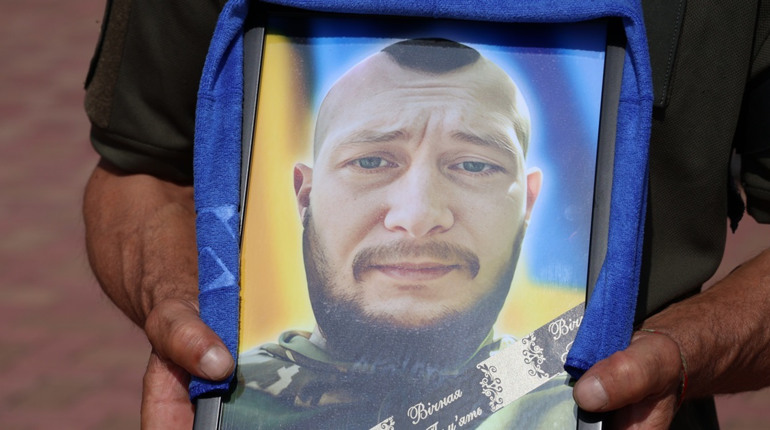 Зі сльозами на очах: южноукраїнці попрощалися з загиблим воїном Владиславом Закревським