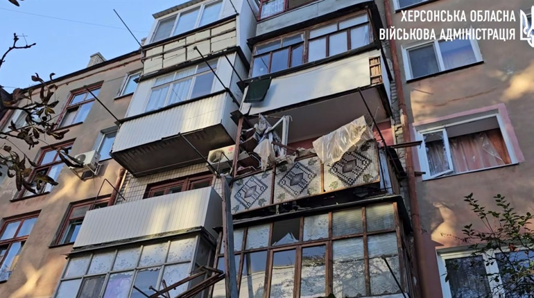 Окупанти на Херсонщині поцілили у музей, аптеку, житлові будинки та приватні автівки