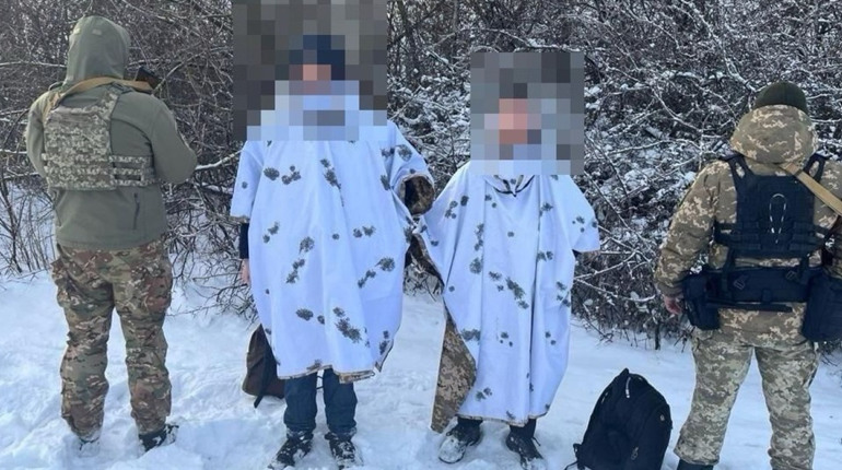 У маскхалатах двоє чоловіків хотіли незаконно перетнути кордон в Одеській області. Їх затримали
