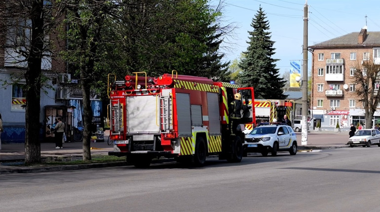 У Шостці зранку сталась пожежа в квартирі у центрі міста (відео)