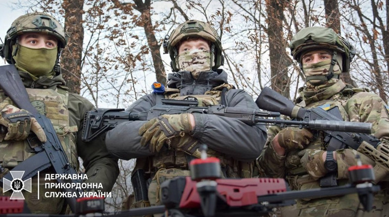 Прикордонники Сумщини отримали FPV-дрони, захищені від застосування РЕБ (ВІДЕО)