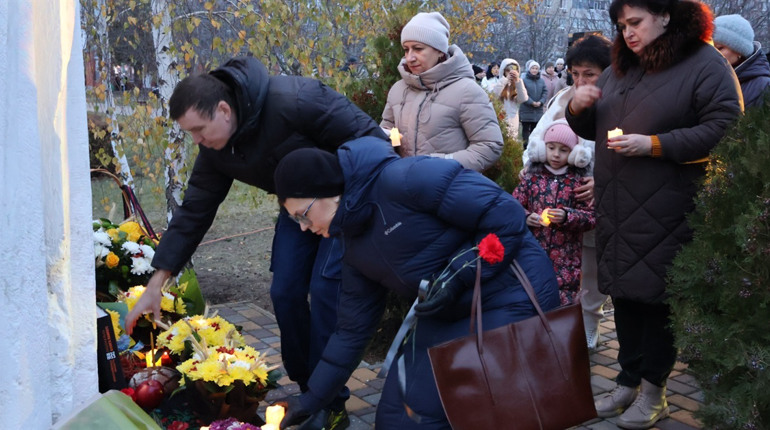Свічками, квітами та молитвами южноукраїнці вшанували пам'ять загиблих від Голодомору
