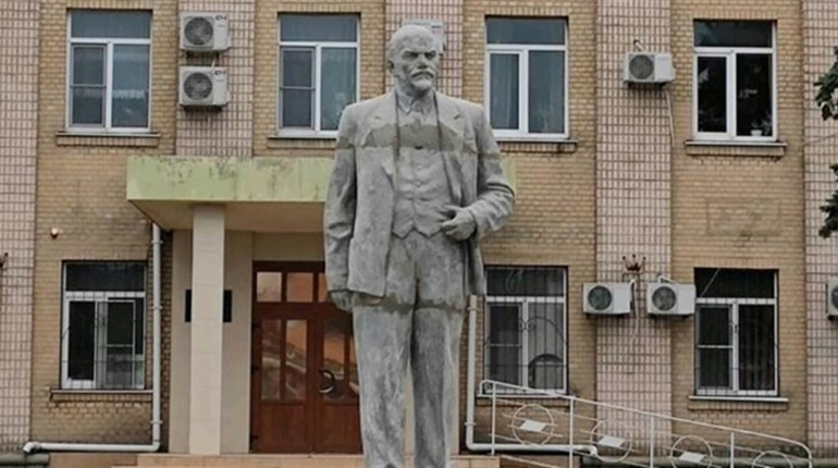 Нація некрофілів. У Генічеську «відновили» пам'ятник радянському диктатору
