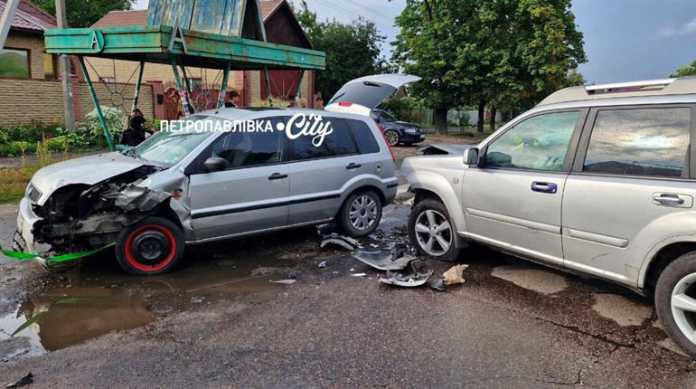Mercedes «догнав» Nissan: у Петропавлівці потрійна аварія з потерпілою