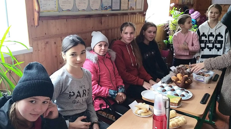 У Воронківській гімназії ярмаркували на підтримку ЗСУ