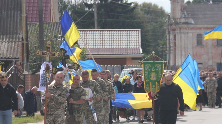 "Він зробив для нас усе, а себе не вберіг": у Іванові попрощались із майором Олександром Глушком