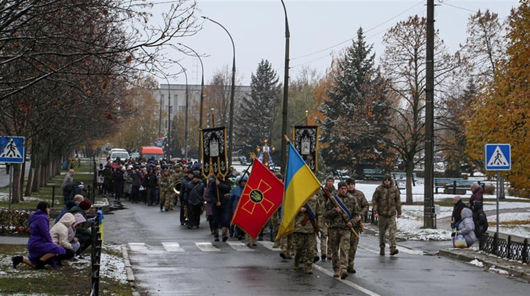 Війна забирає кращих… У Нетішині провели в останню путь танкіста Юрія Станіславчука