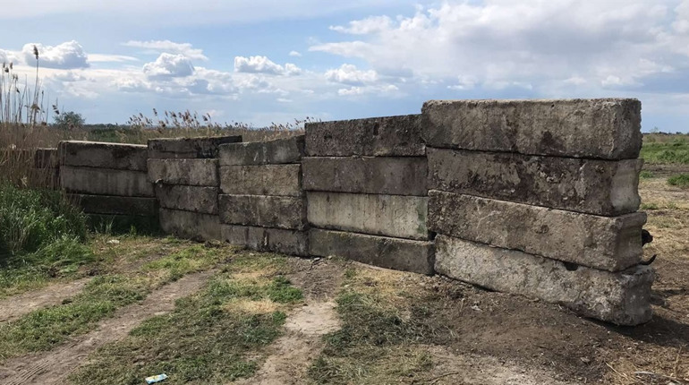 Перегородили блоками в’їзд до каналу: що ж відбулося, пояснення біляївської інспекції з благоустрою