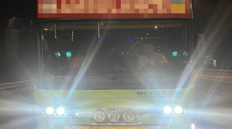 На Житомирщині в міжнародному рейсовому автобусі патрульні виявили зниклу 17-річну дівчину