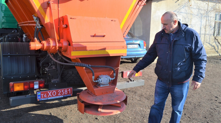 В Біляївці придбали нову комунальну техніку: машина може замітати, розсипати пісок і прибирати сніг