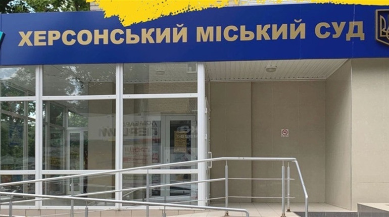 Бив ногами, одягав кайданки, знущався: у Херсоні засудили правоохоронця за побиття військового