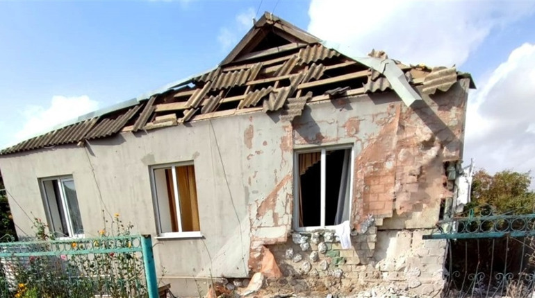 На Херсонщині російські терористи атакували житлові будинки, автобус, «швидку» та приватні автівки