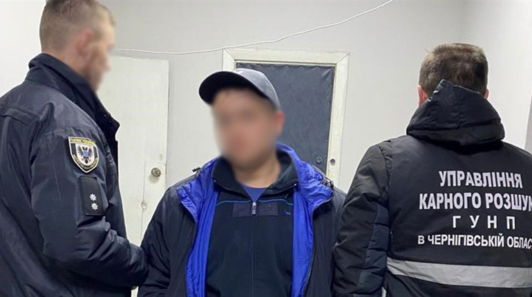 Ніс згортки з наркотичною речовиною та попався поліції: в Чернігові затримали чергового закладача