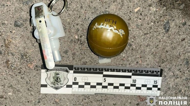 У Смілі поліцейські затримали зловмисника, у якого вилучили небезпечну зброю