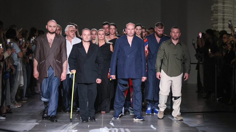 Представив інклюзивний одяг: ветеран із Глухова вийшов на подіум Ukrainian Fashion Week