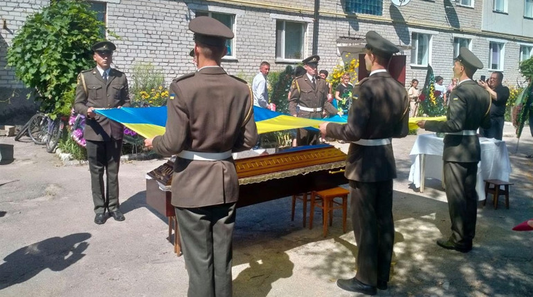 З військовими почестями в Наталівці поховали молодшого сержанта Олега Зайця