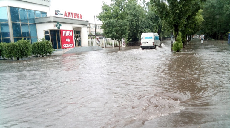 Нову Каховку вдруге за літо накрила потужна злива (фото і відео)