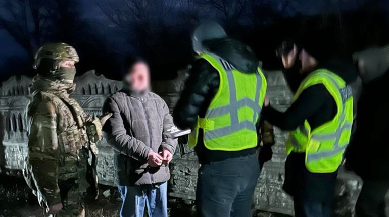 За обіцянки за хабар "зняти арешт" з майна перед законом постане архіваріус суду на Житомирщині