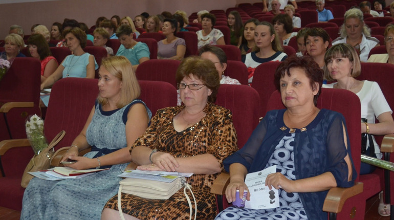 На конференції освітян Біляївської громади керівники закладів презентували свої досягнення 