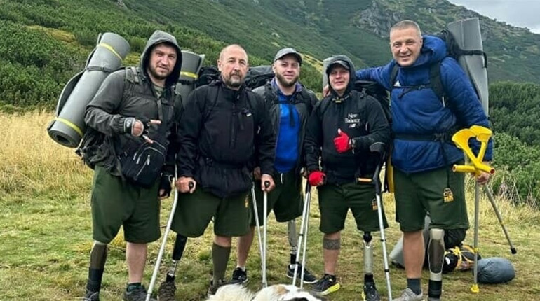 Ветеран Шосткинської громади на протезі підкорив Говерлу, щоб зібрати кошти для побратимів