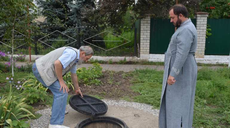Повірили в об'єднання і децентралізацію: священник з Мирного з сельчанами відновлюють інфраструктуру