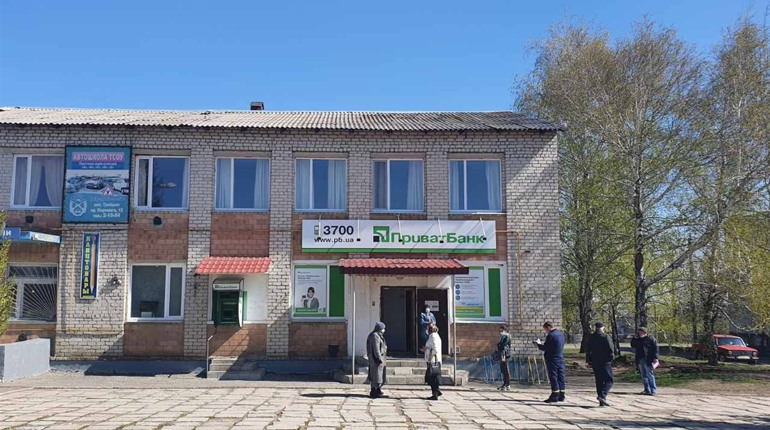 Як працюють під час карантину банки в Троїцькому