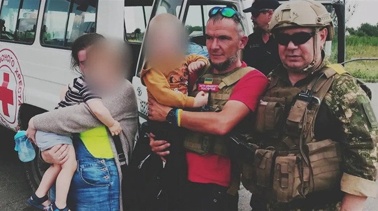 Новини з фронту: бійці Нацгвардії врятували з-під обстрілів дітей
