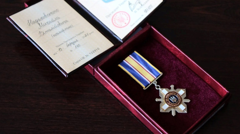 У Нетішині матері загиблого захисника Михайла Надаховського вручили державну нагороду