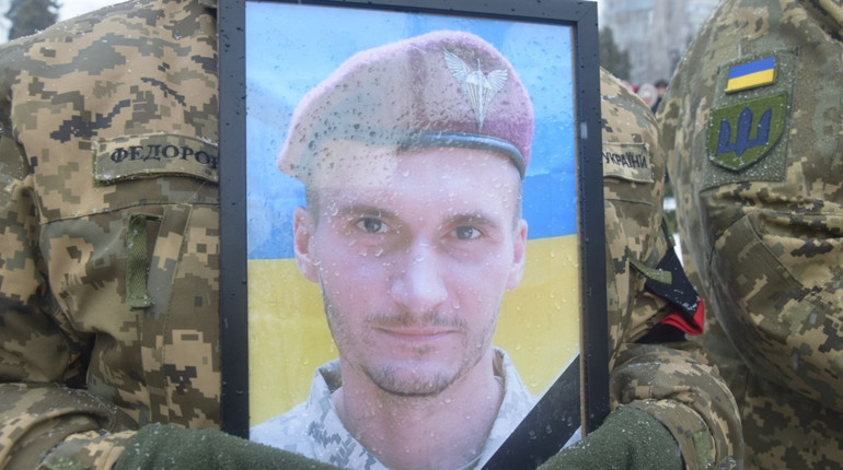Втрачаємо цвіт нації: Нетішин віддав шану 30-річному Герою Михайлу Надаховському