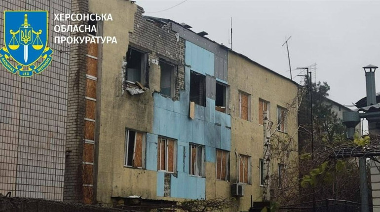 Ранковий обстріл Херсона: поранені двоє дорослих і дитина
