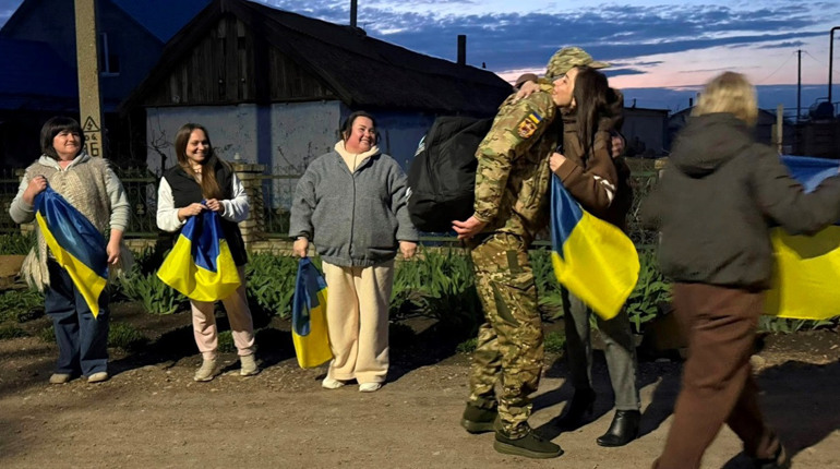 Дочекалися вдома: у Маяках зустріли звільненого з полону захисника Олександра Іванащенка