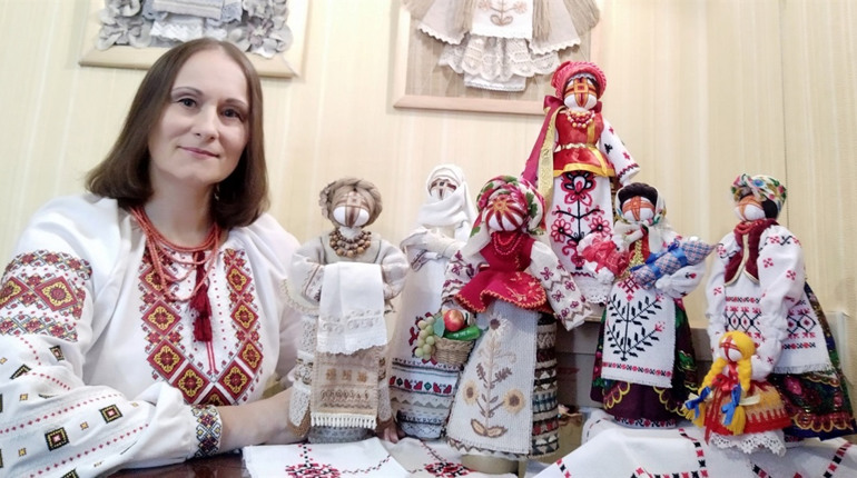 Робить ляльки, які мандрують світом. Про народну майстриню Олену Ракітіну з Конотопа