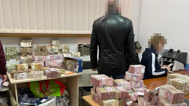 Понад 150 мільйонів гривень готівки вилучили львівські правоохоронці у нечесних підприємців