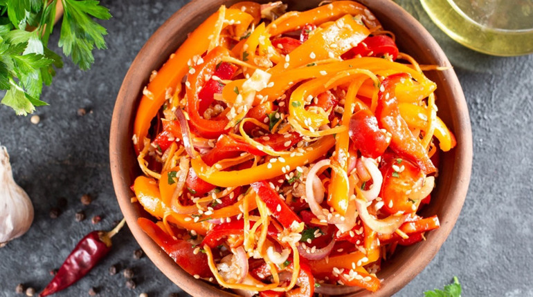 Безглютенові страви на щодень: стир-фрай із куркою, запечена картопля та лляний кекс