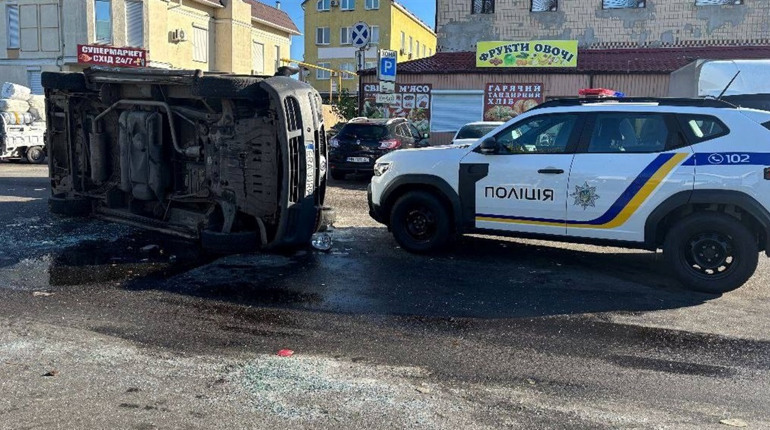 Перегорнули та розтрощили бус: біля «Сьомого кілометра» сталася масова бійка з ТЦК — подробиці