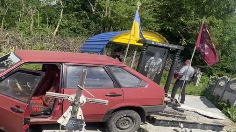 Навмисно чи нещасний випадок? Внаслідок ДТП на кладовищі у селі Кринцилів пошкоджено кілька могил