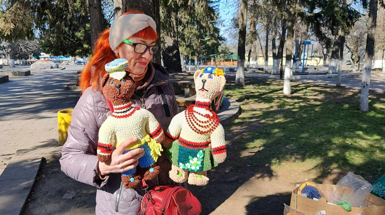 «Мам, а зроби! — Берусь і роблю»: про майстриню із Первомайська, яка виготовляє іграшки вручну