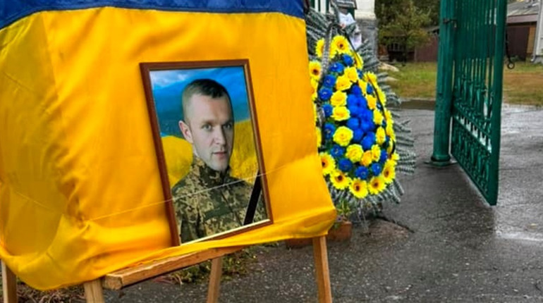 У Глухові провели в останню путь захисника з Есманьської громади Дмитра Новікова