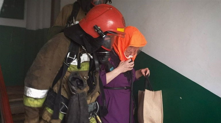 У Кінецьполі горіла квартира: через сильне задимлення рятувальники евакуювали двох жінок