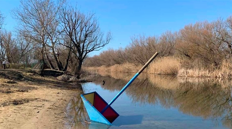Вандалізм на «дитячому» пляжі у Біляївці: невідомі вирвали захисну парасольку