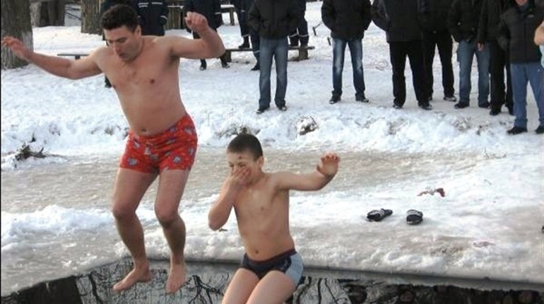 10 порад пірнальникам на Водохреща: від бувалого «моржа» Миколи Мельника і лікаря Валерії Петрової 